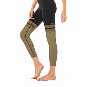 EUC Alo Yoga 7/8 player leggings black olive branch XS